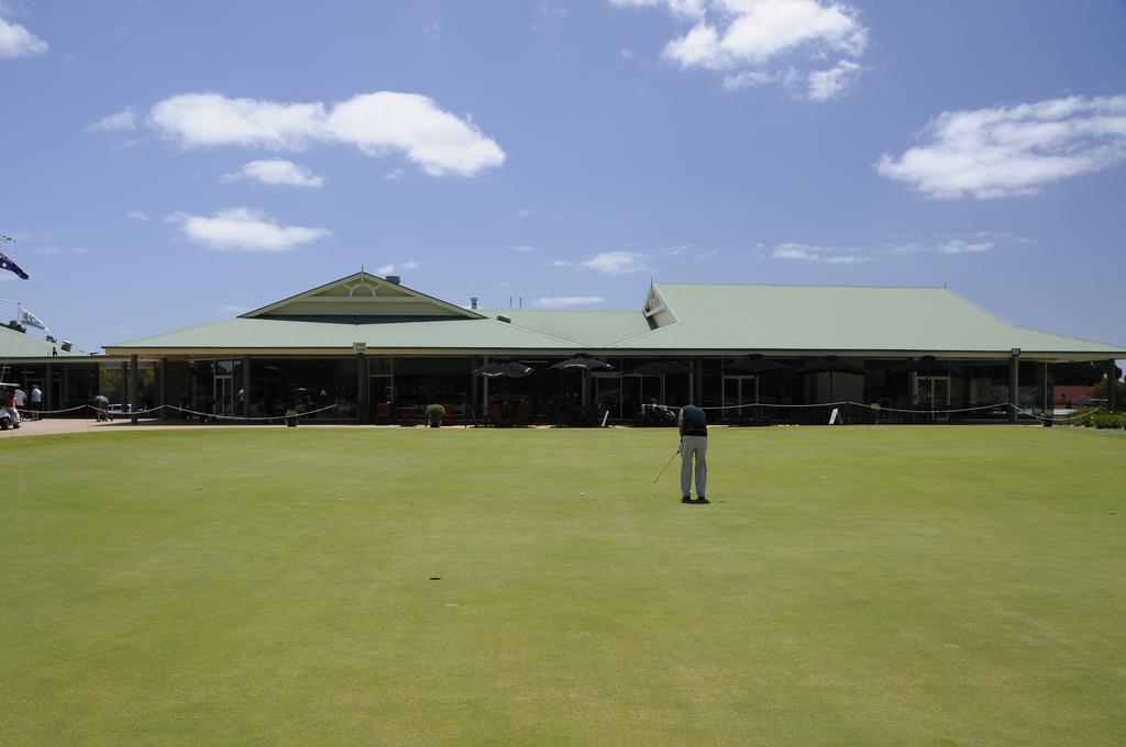 Fairways Resort Rosebud Exterior photo